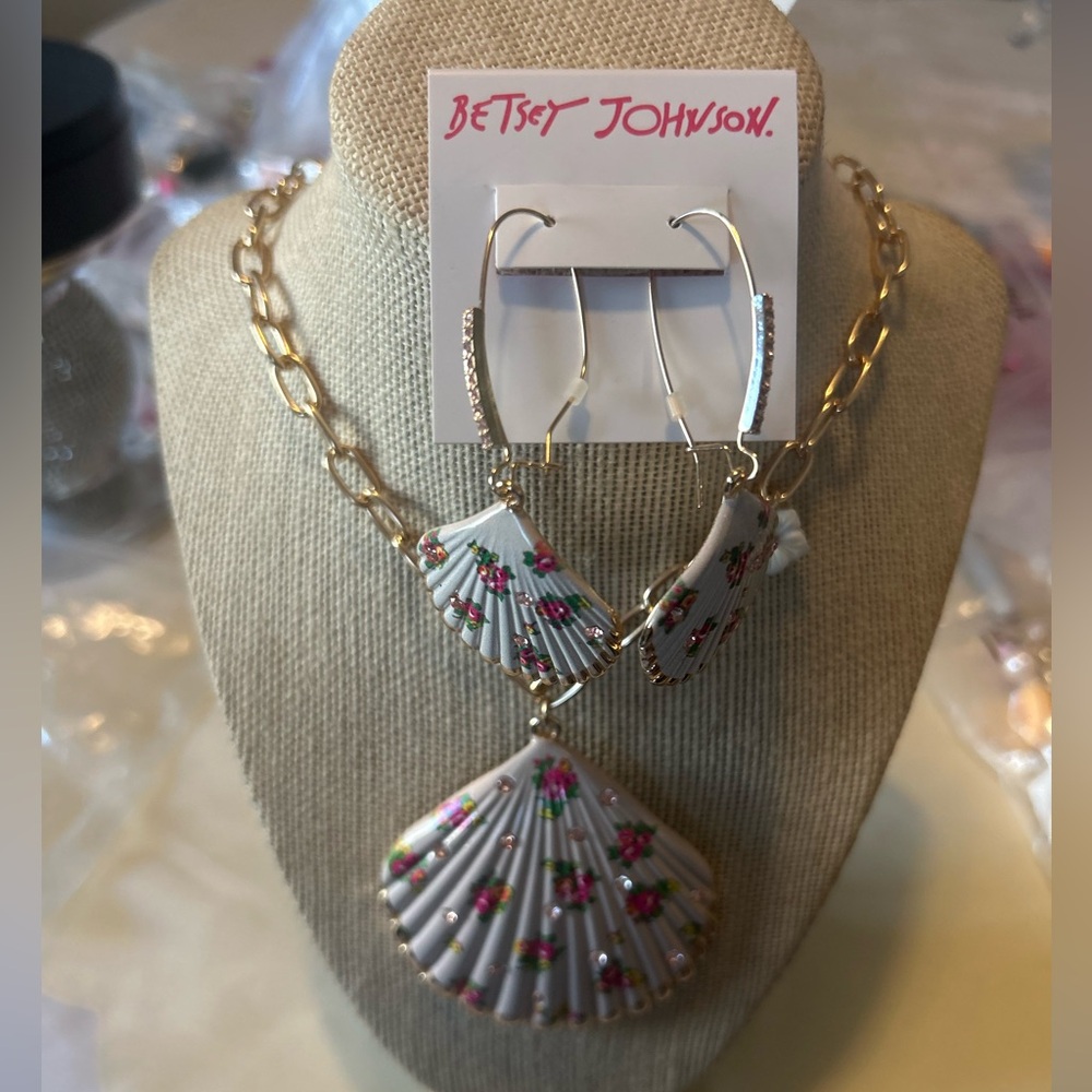 Betsey Johnson Gold and White Seashell Jewelry Set
